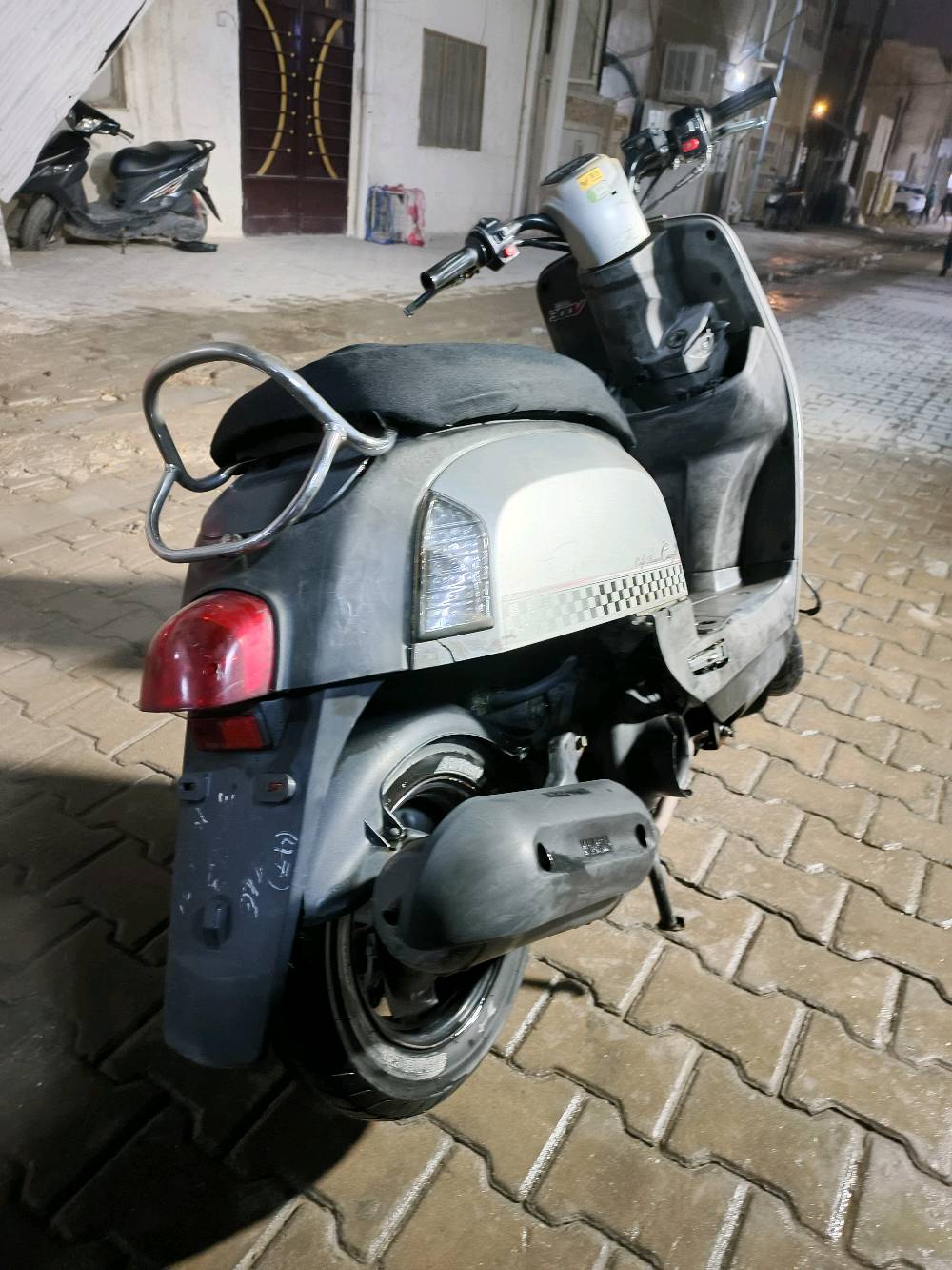 العنوان بغداد الحرية دباش 📍
السلام عليكم
الدراجه بيه نواقص مثل الدشلي مل عداد و الطوافه مل  بانزين مرات تقره ومرات متقره والدرجة مكفول انطيك ضمان لمدة يوم تفحص نكره سلف بكل وكت