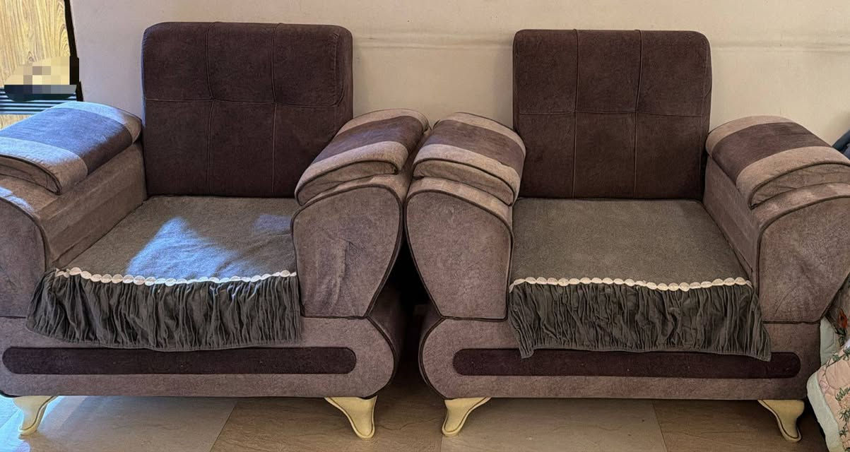 قنفات مستخدمه قليل مع ميز شاشه للبيع ***********
