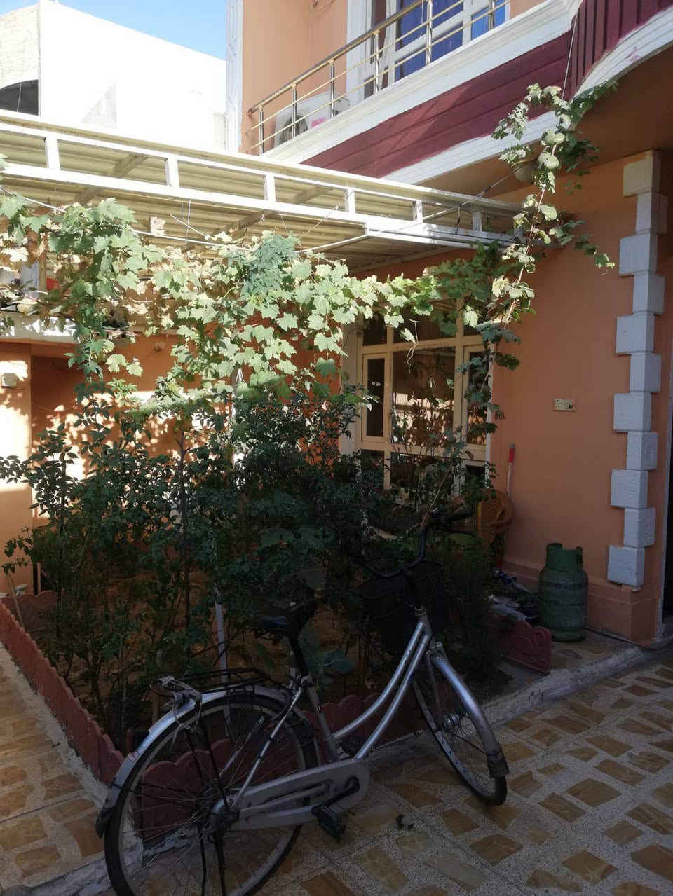 بيتي في منطقة 5 حساروك قرب جامع روضه النبي وبانزين خانه سيفر وخلف مجدي مول وقرب شارع 120متر.
.المساحة.140متر ..الطابق الارضي يتكون من مطبخ حار وبارد +ديوان+ وغرفه نوم + صالة استقبال وصحيات.
الطابق الثاني يتكون من..3غرف وصحيات ..وبيتونة وسطح من الجهتين..
السعر(٨ دفاتر وبي مجال )طبعا مع كاونتر المطبخ وسبلت 3 طن وسخان البيت نظيف ومرتب الخدمات الحمدلله 24 ساعة خلال ع طول السنه
.للاستفسار اكثر المراسلة على الخاص او الاتصال 
 
***********
***********
اتصال أو واتساب أربيل, العراق
