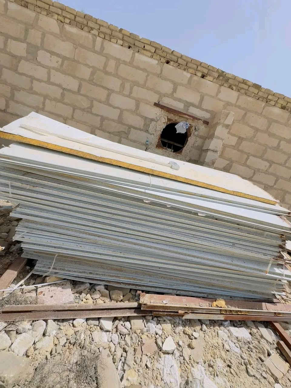 بيع وشراء 
متوفر سندويج سقفي طول 6ونص و 5 و4ونص 
متوفر سندويج جداري طول 3 و3الا ربع 
العنوان العمارة الخدمي مال حي الرفاق 
***********
