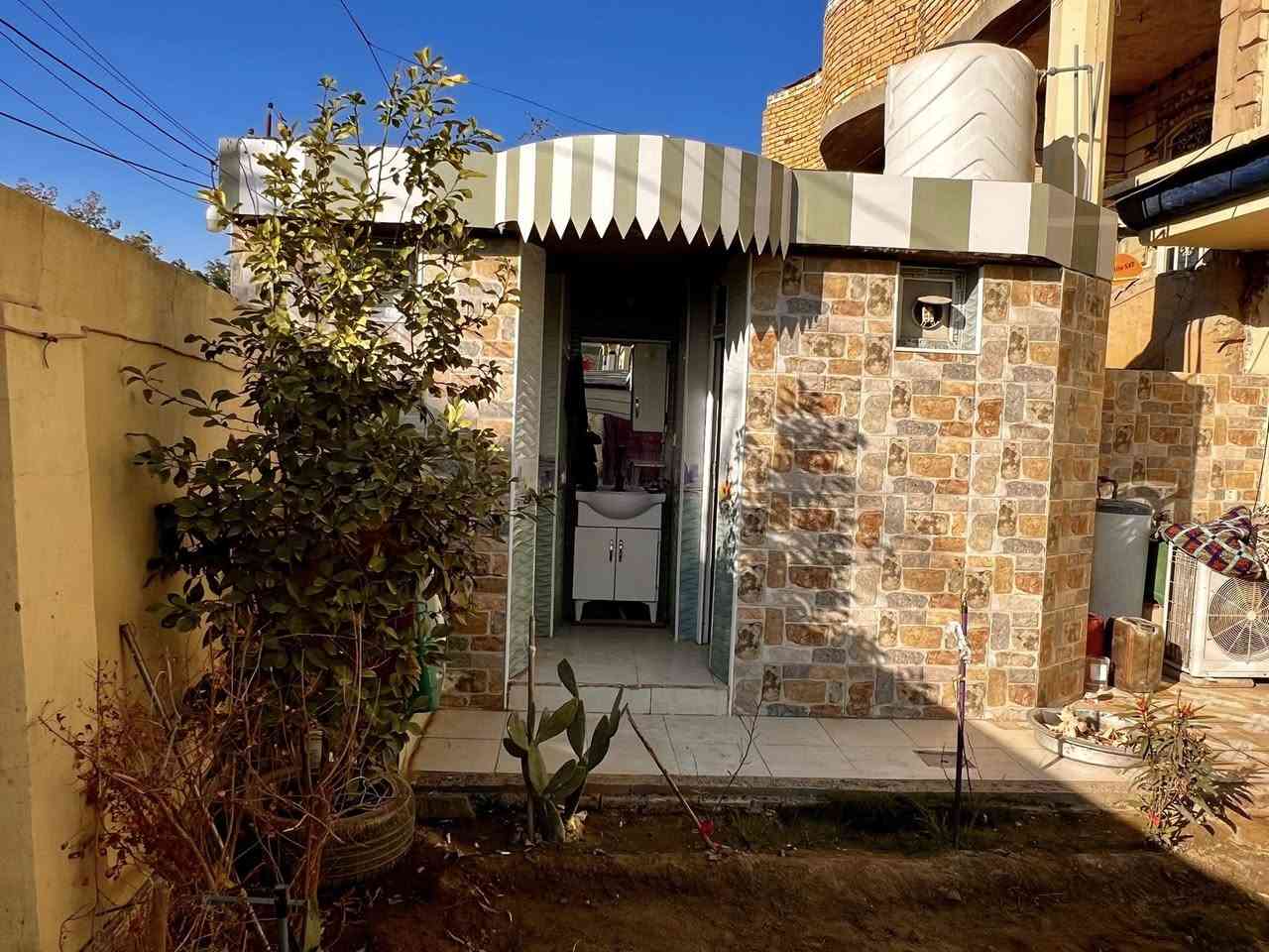 السلام عليكم 🤍
دار للبيع مساحة ٢٢٠متر طابو صرف موقع الدار بين شارع طه وشارع الوسطاني مقابيل المنتزه الي على الشارع العام يتكون البيت من غرف نوم عدد ٣ وصاله ومطبخ واستقبال وصحيات داخليه وخارجيه وكراج سيارة وحديقة للاستفسار الاتصال على الرقم المذكور *********** /***********
السعر ١٤٥وبيه مجال قليل
