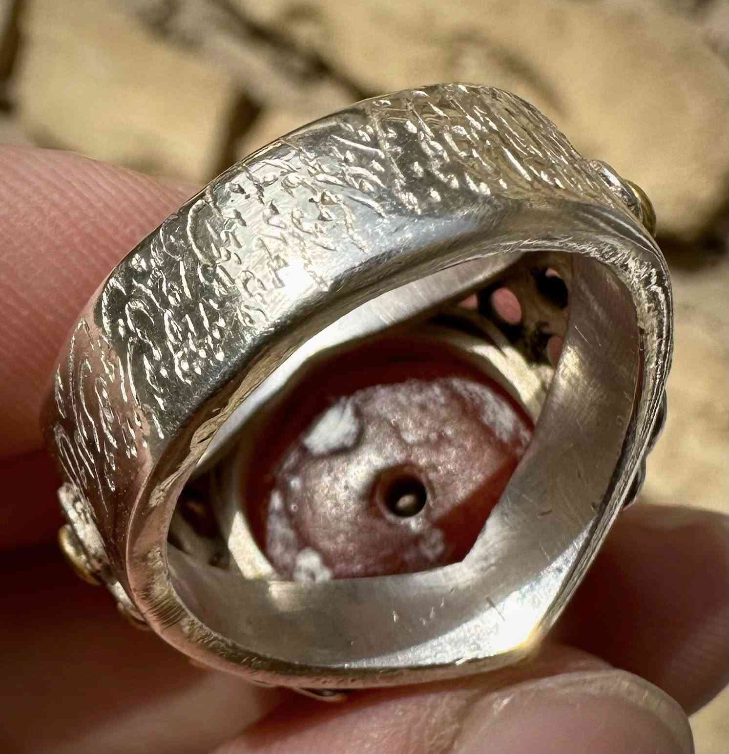 عقيق يماني قديم جدا خامة نادرة اصليه  ذمة طبيعي رباني قطعة قديمة  وانتيكا. أنا خاطة بشهر رجب يعني خطها رجبي ذمة الفضة منقوشة على فضة  صياغة يدوية ثقيلة فضة سعر والاستفسار خاص يتوفر توصيل


**إذا كنت صاحب هذا الإعلان وتريد حذفه لأي سبب، رجاءا أرسل رسالة إلى الدعم الفني**