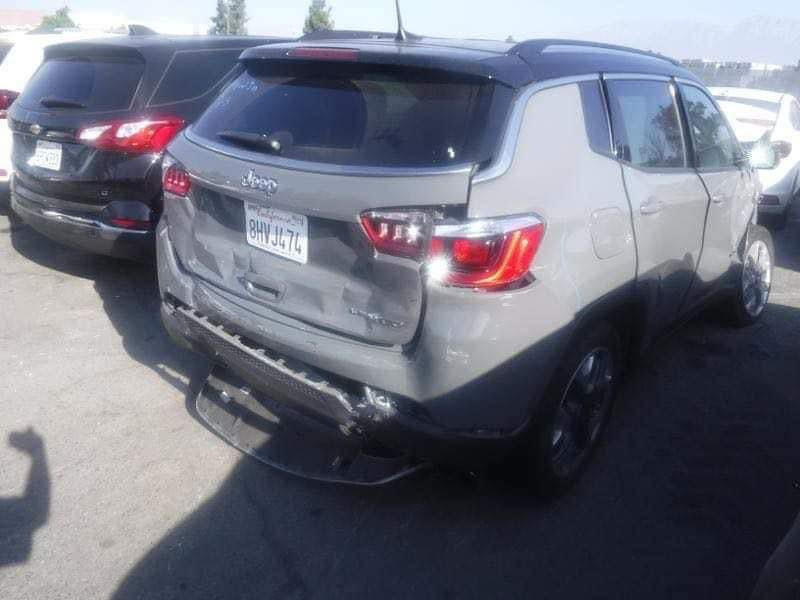 السلام عليكم.
سيارة جيب كومباس لمتد 2019 محرك 2400 جميع مواصفات الكومباس موجوده ما عدا البونراما لون مميز اسمنتي تحكم ستيرن تشغيل عن بعد شاشه كبيره . الضرر موضح في الصور السعر  الإتصال على الرقم المذكور بي واتس اب السيارة تحويل ثاني يوم يعني باسمي والرزق على الله ومن الله التوفيق . *********** .
