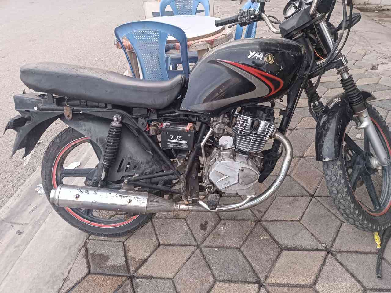 سلام عليكم موطور للبيع 300موطور نضيف كلشي مابي بس يحتاجله باتري وكفرات مكاني رمادي ***********
