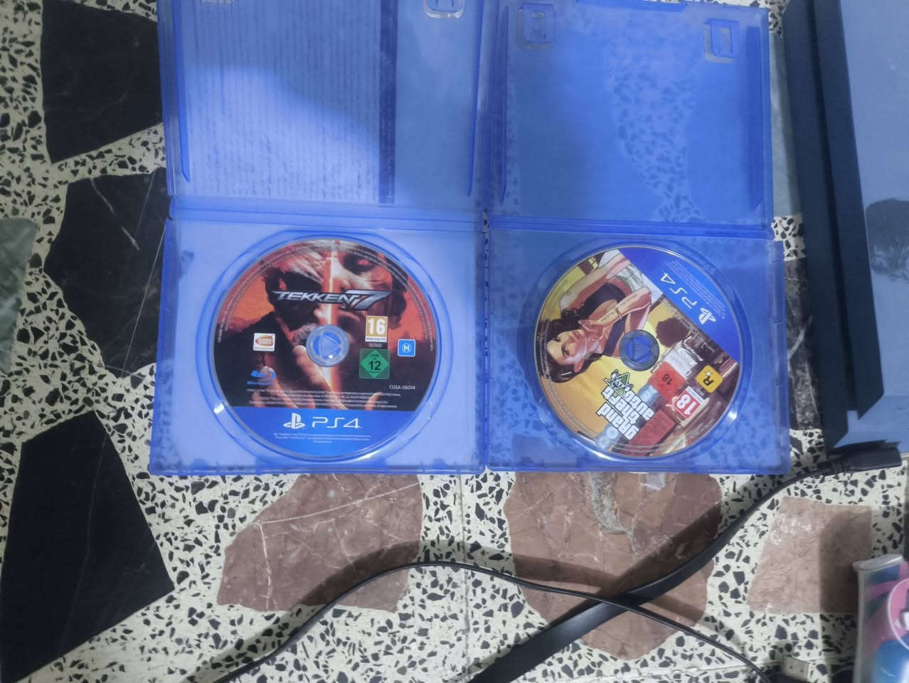 السلام عليكم 
متاح بلي4 فات اشتريته قبل كم شهر لكن ما استعملته بسبب الدراسة نظيف مابي شي ولا مفتوح  الاقراص الي متوفره وياه 
تيكن 7
جي تي اي 5
بيس 2019 كل الاقراص نظيفة ، السعر 200 وبي مجال
رقم ***********
