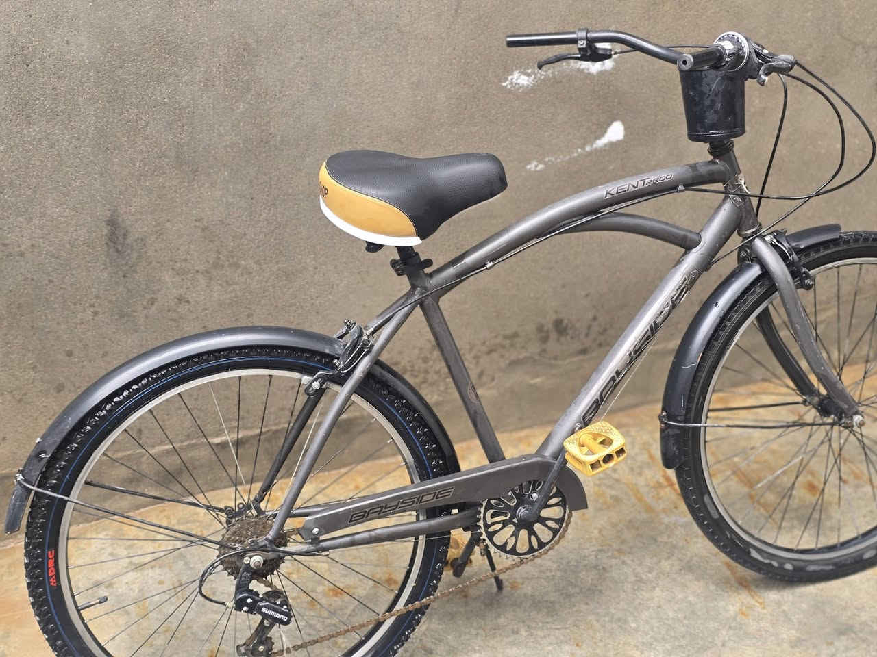 بايسكل Bayside للبيع - نظافة فوك الممتاز
للبيع بايسكل Bayside أصلي، الدراجة ماشاء الله جهرتها حلوة ونازكة، وشغالة لوز.
مواصفات الدراجة:
الإطار (الفريم): ألمنيوم خفيف الوزن وتصميم مقوس (Cruiser) مريح جداً بالركبة.
الكير: نظام سرعات Shimano أصلي، التحويل ماله ناعم وسريع.
الملحقات: يحتوي على قمامة (طينيات) أمامية وخلفية للحماية من المي والطين، وحافظة زنجير كاملة.
الراحة: الكشن عريض ومريح (سبرنكات)، ومسند (جك) خلفي قوي.
الإضافات: دواسّات صفراء مميزة، وحاملة بطل ماي أو غراض مثبتة على الستيرن.
الحالة: البايسكل نظيف جداً، التايرات بحالة ممتازة والبريكات قوية، يعني تصعد وتوكل على الله ما يحتاج أي صرف.
السعر: 125 ألف 💰
📍الموقع: ديالي - خانقين
ملاحظة: بي مجال بسيط للشراي الطيب.
للتواصل والاستفسار فقط على الرقم: [***********]
