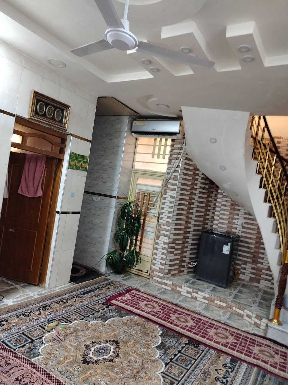 سلام عليكم
بيت للبيع ١٣٨
طابقيين المساحه ١٣٨ ونص 
الطابق الأول استقبال غرفه وحمام ومنور ومطبخ بارد وحار
الطابق الثاني غرفتين وغرفه  وصحيات كامله ومنور
الموقع الماجديه شارع الملعب
للاستفسار
***********
