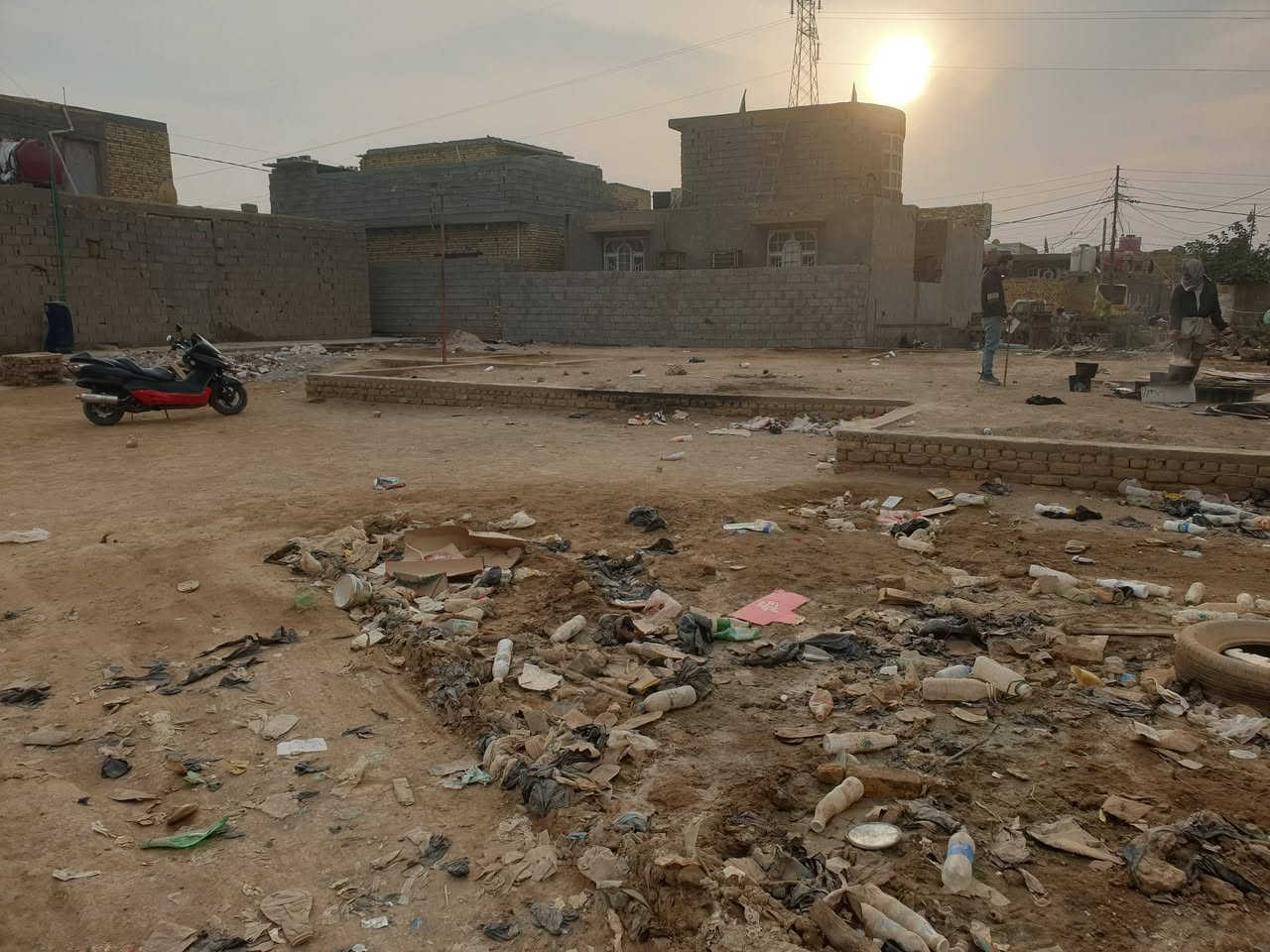 قطعه أرض للبيع بشارع النفط بداية الشارع صيدلية اور بيها بتلو ومدفونه قريبه على الشارع الرئيسي 
المساحه 150متر 
وصلتها خدمات المجاري الاتصال على هذا الرقم *********** واتساب
