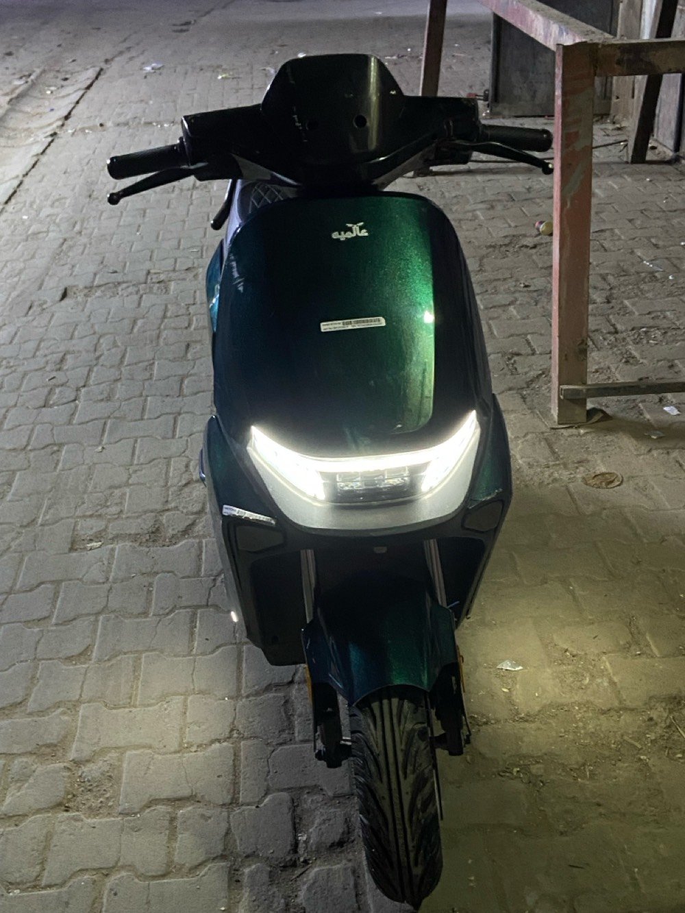 دراجة كهربائية رائعة بحالة جيدة جدًا. تصميم حديث وأنيق باللون الأسود مع لمسات من الأخضر. مثالية للتنقل داخل المدينة. الأنوار الأمامية والخلفية بحالة عمل ممتازة، وهيكل الدراجة متين وعملي.