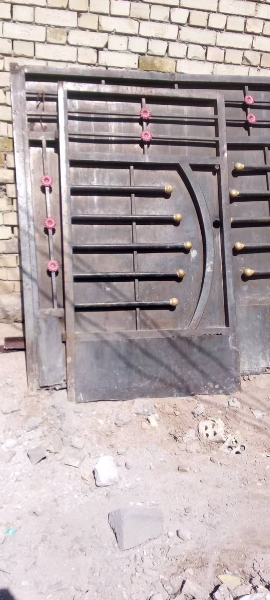 السلام عليكم باب سلايت للبيع عوزه ترتيب حديد قوي كامل حتى الزوايا مكاني مدينة الصدر  الحميديه السعر 100واتساب ***********واني خادم

