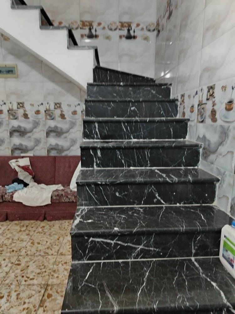 السلام عليكم دار للبيع الأمين الثانيه منطقه القلعه زراعي قرار محكمه ١٠٠ متر خمسه في عشرين طابقين للاستفسار الاتصال على الرقم ***********
