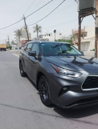 تويوتا هايلاندر 2023 فئة xle ((هايبرد)) 7 راكب العداد .. 8000 ميل  فتح...