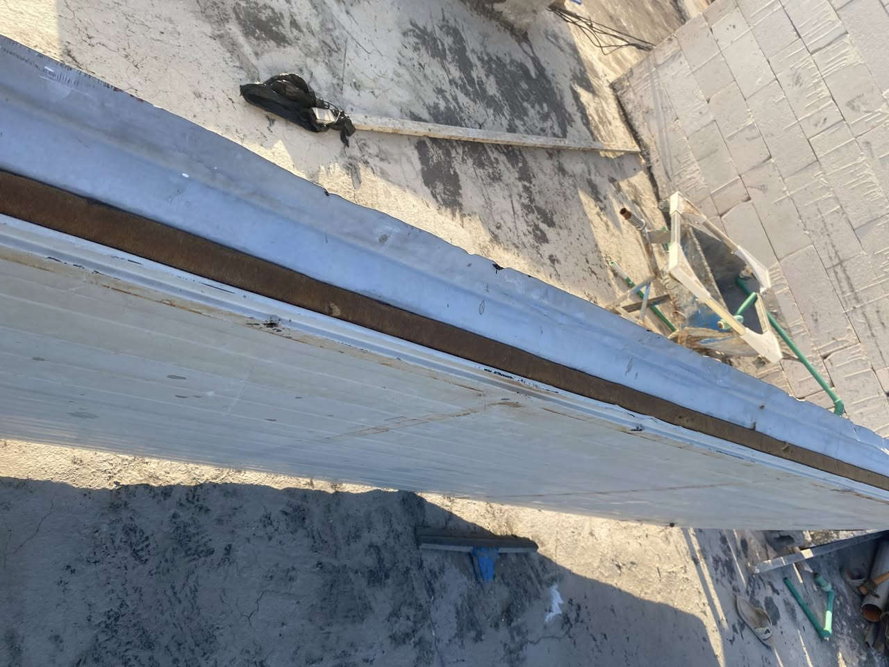 سندويج بنل حجم 4 امتار و 15 سانتين تقريباً المكان نجف عامود 122 شارع الهرموش سعر 30 الف رقم هاتف ***********
