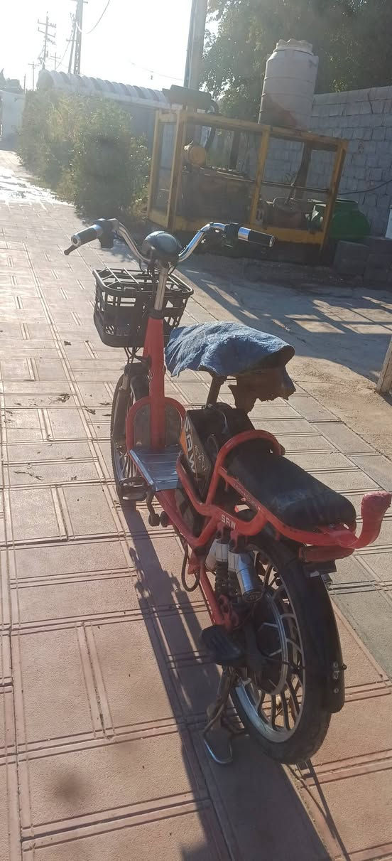 السلام عليكم بايسكل شحن للبيع كامل مانقص اي شي لايت شغال بك لايت شغال اشاير اربع نمر تبديل بصف السكليتر البايسكل عوزة بس بطارية الان شوي ضعيفة ويراد تبديل 300 وبي مجال العنوان واسط قضاء الاحرار رقم ***********
