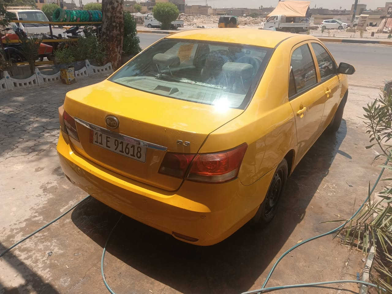 🚕 للبيع سيارة BYD G3 موديل 2013 🚕
لون اصفر تكسي - مناسبة للشغل والبيت

✅ الموديل: 2013 

✅ اللون: اصفر 

✅ الرقم: بغداد  نكليزي جديد+ سنوية جديده

✅ المحرك: هيونداي. كير عادي  اقتصادي بالبنزين وصرفها قليل جداً

✅ المواصفات: تبريد ثلج  سنترلوك، 4 جام كهرباء

🔧 الملاحظة: بيها دحجة خفيفة بالجاملغ اليسر فقط، 

وزرف خياس بصيط جدن جوه الباب الخلفي

السيارة شغالة ونظيفة، ما تحتاج اي مصروف. عل فحص

💰 السعر: 45 ورقة  

للاستفسار: [***********] اتصال + واتساب

مكان السيارة: بغداد - [حي النصر]

شراي مباشر فقط،
