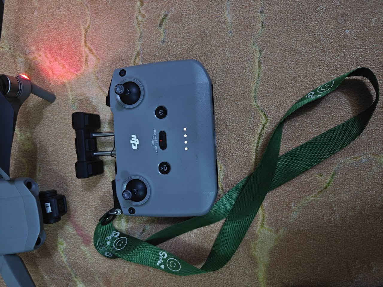 درون DJI Mavic Air 2 درون نضيفة كلش ومابيها ايي خلل وأغراضها كامله فقط بيها بطاريتين الثالثه موجوده بس ما تاخذ شحن اليريد يتواصل ويعرف عنها معلومات اكثر هذا رقمي ***********
