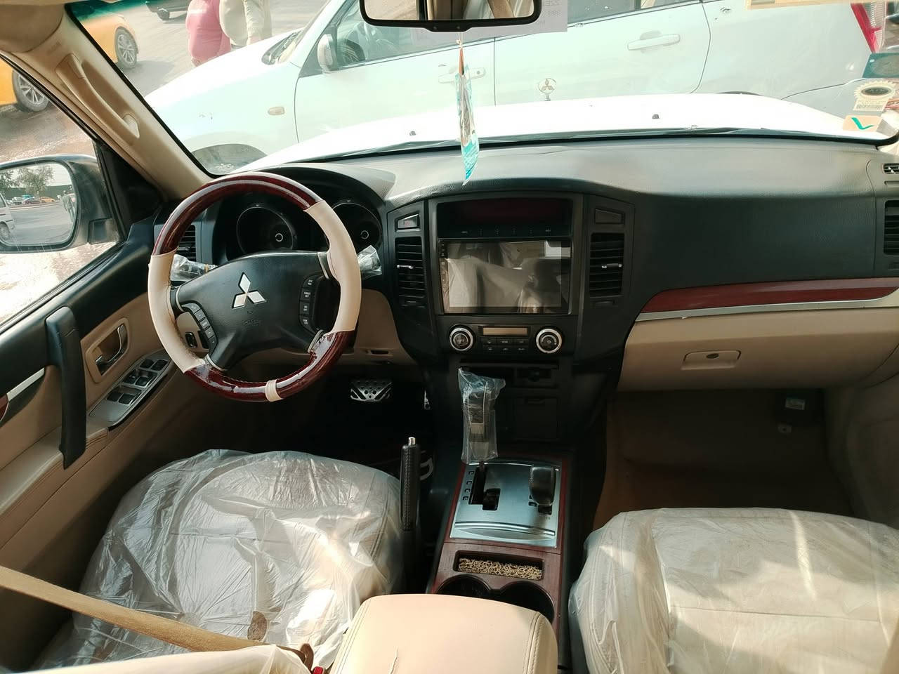 ..السلام عليكم 
باجيرو حبتور موديل 9 رقم بغداد مشروع وطني بسمي سنويا 
سياره فول مواصفات 1/1
مكفول من الضرب لا تبديل لا صبغ 
سونار موجود بل منشور 
كير محرك تبريد مكينه كفاله عامه 
تخم تاير شواصي مكفولات بلادي 
دوخل نظيفه سياره حلو معنا الكمله بل عافيه ياخذها 
سعار سياره 125$بي مجال شي بسيط 
العنوان السياره بغداد بلديات نتصل وتدلل 
 ***********
