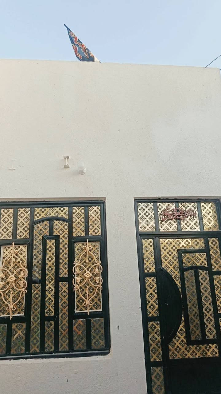 بيت زراعي سند ٢٥ بأاسمي مداور ثاني يوم مساحه ١٥٠ واجهه ١٠ نزال ١٥يحتوي على غرفتين نوم وصاله ومطبخ وبراني جديد وصحيات داخل وخارج بيتونه ستارة كامل  ترميم جديد ارضية بورسلاين درجه اولى هزاير سيراميك حتى غرف النوم كهرباء سقوف ثانوية درجه اولى العنوان شارع السنية السياحي خلف صيدلية الرامي يبعد عن الشارع الرئيسى السياحي ٢٥٠ متر شبكة ماء جديدة كهرباء شبكة  مجاري شارع عرض ٩ امتار للاستفسار اكثر الاتصال على الرقم ***********
