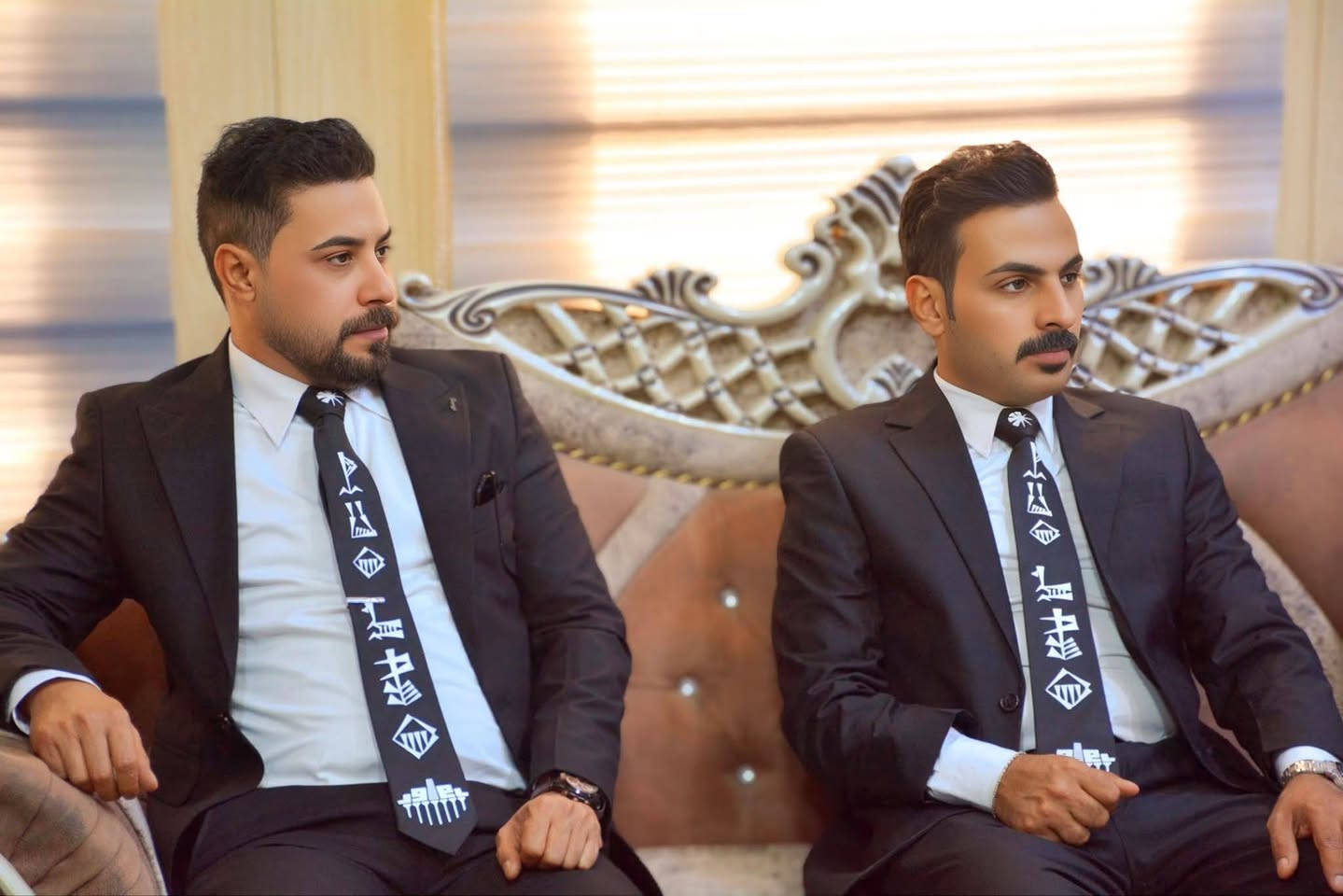 يسعدني كثيراً أن أرى #الربطة_السومرية 👔 
التي قمت بتصميمها وإنتاجها وحملتُ من خلالها رسالة مستوحاة من إرثنا الحضاري، وهي تصل اليوم إلى عدد من دوائر ومؤسسات الدولة عبر مبادرة كريمة من  مدينة اور السياحية  ، كما أشار الفنان " محسن خزعل " من كادر المدينة أثناء حديثه عن الجهات المقتنية لها وتقديمها كهدايا رمزية.

ولعل أجمل ما في المشهد أن تُرى مؤسساتنا المختلفة تلتقي تحت مظلة هوية واحدة؛ فحين تحتفي الجهات الأمنـ.ـية بتاريخها فإنها تؤكد أن حمايةالأرض تبدأ بمعرفة جذورها، 
وحين تحملها المؤسسات الخدمية فهي رسالة بأن البناء لا يقتصر على الحاضر بل يمتد نحو عمق الحضارة، 
وحين تتزين بها مؤسسات الدولة المختلفة فإنها تعلن أن #سومر ما زالت حاضرة في تفاصيلنا اليومية بروح جديدة وصورة تليق بتاريخ العراق.
كل الشكر لإدارة #مدينة_اور_السياحية على هذه المبادرة الحضارية التي منحت للفكرة بعدًا أكبر، وجعلت الفن والتراث يسيران معاً نحو الناس، بالضبط مثلما ارتُ ان اوصله للجميع وكما اكدتُ: ( إن الاجيال ستحمل على صدورها تاريخاً عمره اكثر من 7000ألف عام).

#اميرسكر
#امير_سكر
2026|5|26


**إذا كنت صاحب هذا الإعلان وتريد حذفه لأي سبب، رجاءا أرسل رسالة إلى الدعم الفني**