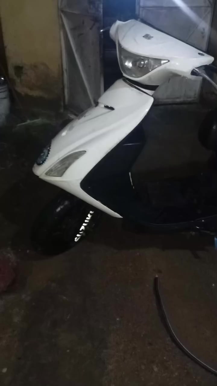 دراجه ادرس ياباني للبيع تجفيت كامل جديد تأير خلفي جديد كابريتر جديد باتري جديد الدراجه عوزه بس كفرات السعر  الاتصال ‏‪0784 816 7531‬‏ او المراسله خاص
