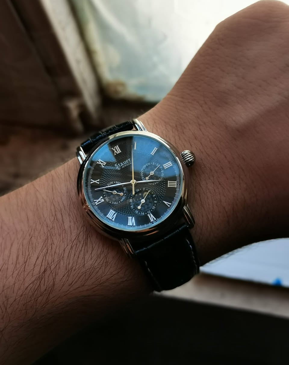 ساعة ستاور اتوماتيك قمري أصلي
مكينة اتوماتيك 27 حجر صيني اصلية
نظافة عالية جدا قمري وسناتر كلهة شغالة
الساعة جدا انيقة 
سير مستبدل
سعر 60 الف نهائي
يتوفر توصيل بغداد 5 محافظات 6
رقمي *********** واتس اب
