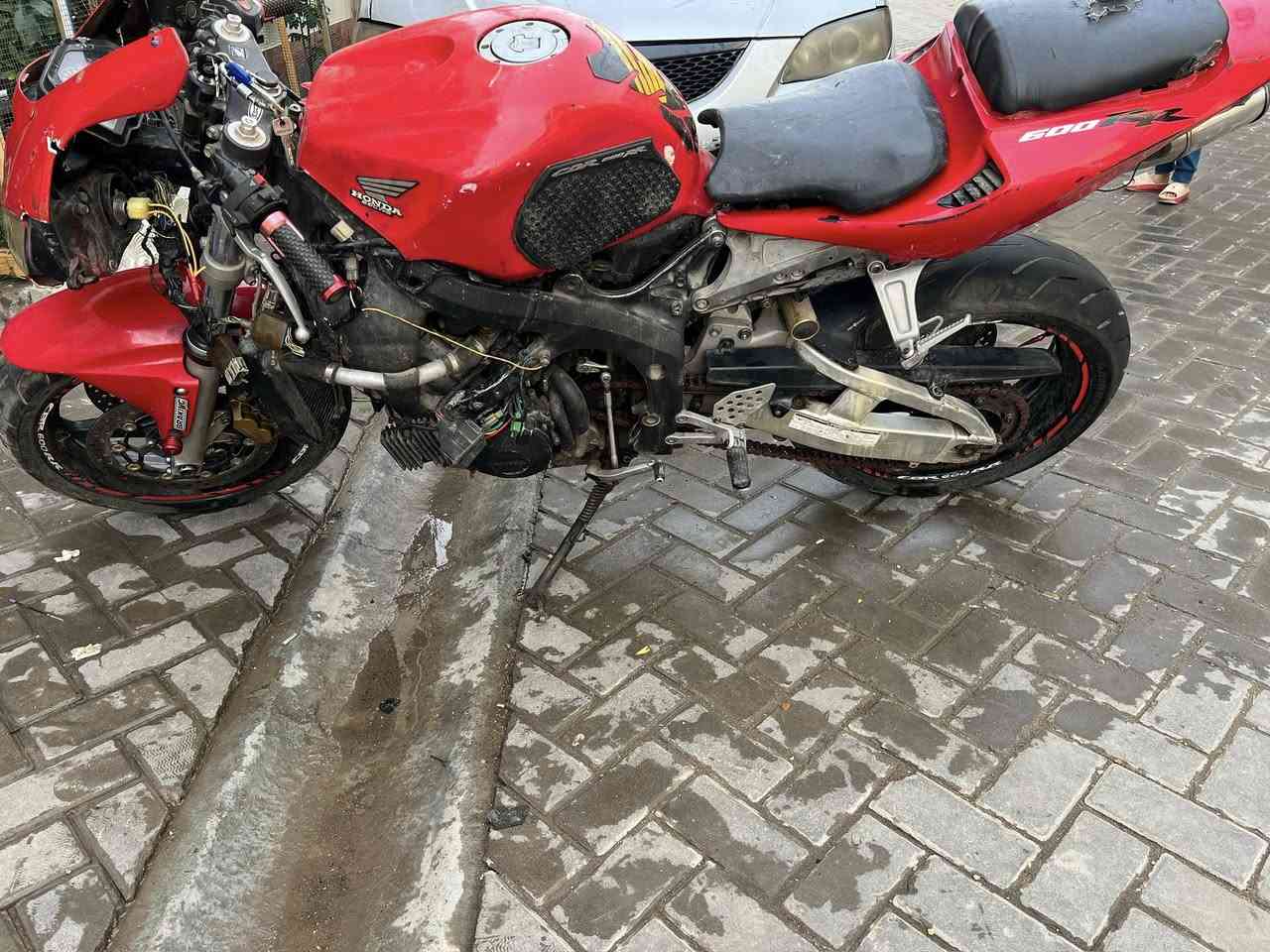 سلام عليكم
دراجه rr600 تشتغل عوزها كفرات ابيع على وضعها السعر 15 ورقة 
***********
