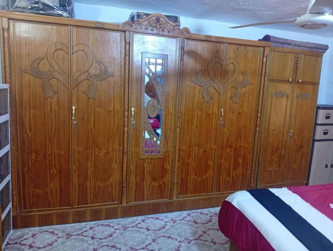 السلام عليكم غرفة اخشاب جديده مستعمله قليل نظيفه وجديده سعرها 650 وبيها مجال مع جزامه وياها اتصال الخاص مفتوح ***********
