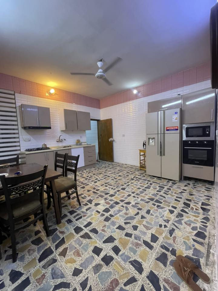 بيت للبيع ٩٠ متر بالقاهرة الاولئ شارع عريض (موجود فيديو اخر الصور يوضح عرض الشارع) 
واجهه ٤.٥ نزال ٢٠
السعر 305 مليون 
بناء 2013 يعتبر قديم  طابق ونص 
الطابق الارضي استقبال ومطبخ كبير وخدمات وغرفه سويت
الطابق الاول غرفه نوم سويت وببتونه 
للاستفسار الاتصال ع الرقم 

‭٠٧٧١ ٤٤٧ ٣٢٢٣‬
