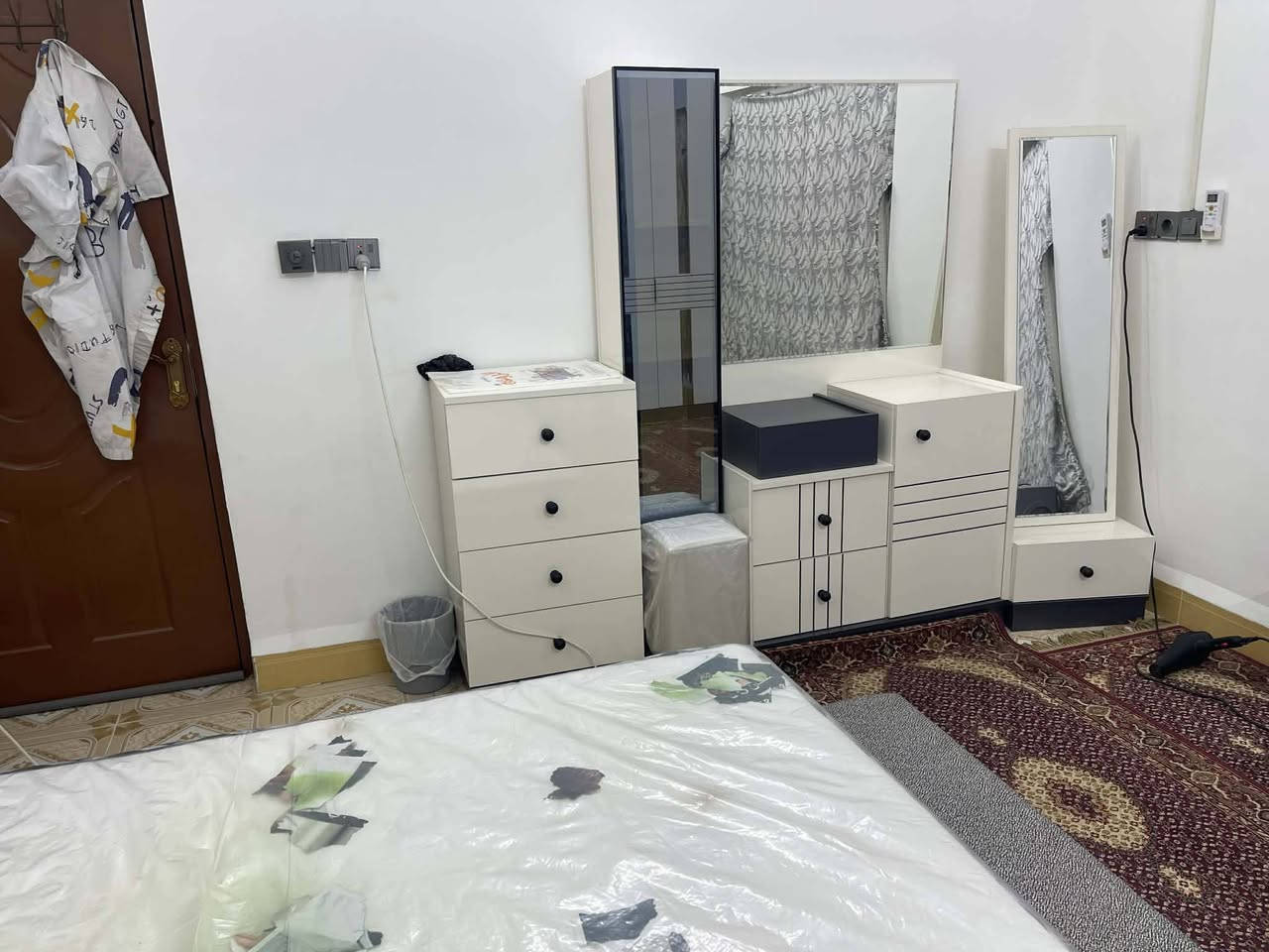 السلام عليكم غرفه نوم غير مستخدمه بالكارتون عشر قطع جديده وحديثه تجي وشوف ابعينك اخذته 1850 موجود الوصول هم ودوشكها أصلي ضمان خمس سنوات الوصول هم نشارها وتاريخ شوكت ماخذه *********** اني مكلف بالنشر هذا رقم صاحبها موجود
