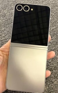 سامسونك Z Flip 6 لون ابيض  استخدام اسبوعين فقط نظافه 100% سعه 256 gb  ...