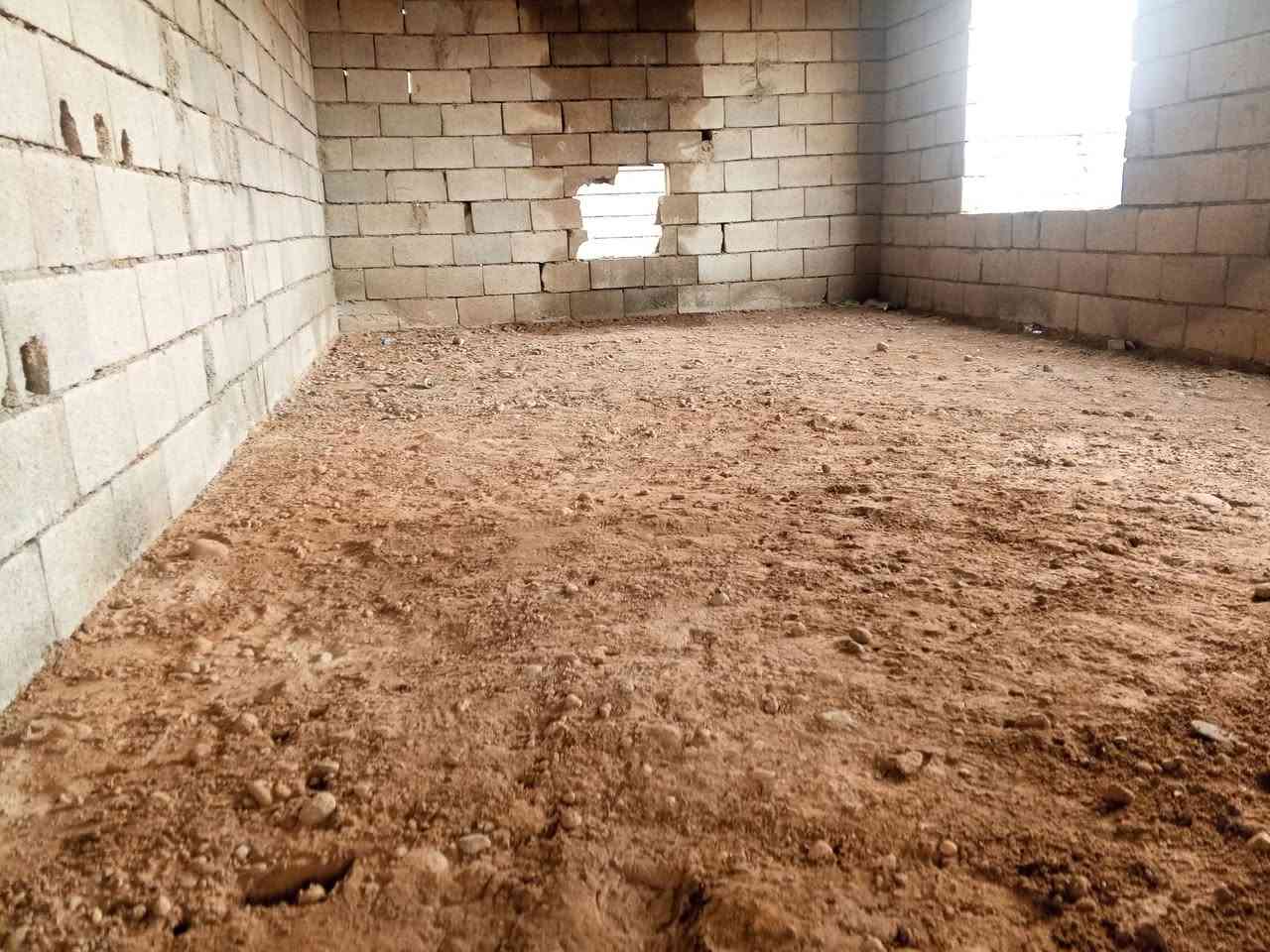 السلام عليكم
يوجد عمال كادر كامل 
1_تصفير البيت من الانقاض وتطلع خارج البيت 
2_تنزيل البيت اذا كانت الارضيه غير معتدله 
3_فرش حجر وحدل الارضيه بعد ما ترش بالماء +توجد خباطة صب سقل ولاش وتصفيط اساس وتسليح ***********/***********
