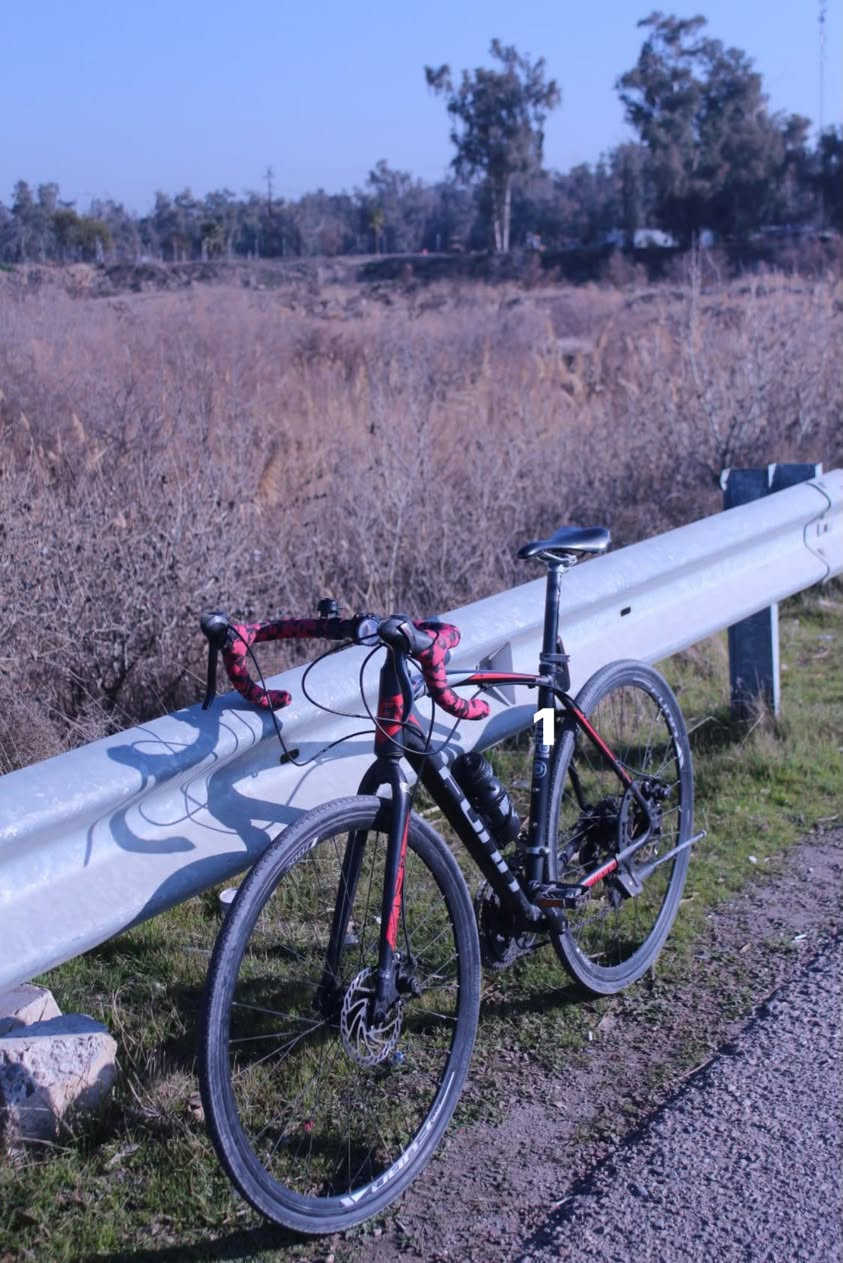 🚴 Funn GT700s – دراجة طريق (Road Bike) يابانية
🔹 إطار ألمنيوم مقاس 50 سم (20 إنش)

🔹 عجلات 700C / 28 إنش

🔹 مجموعة Shimano Tourney

🔹 إطارات Kenda

🔹 عجلات ألمنيوم أصلية من Funn

🔹 مقود، ستيم، وعمود مقعد أصلي من Funn

🔹 فرامل ديسك Tektro Lyra

🔹 مزودة بـ Aerobars لراحة أكبر في المسافات الطويلة.

✅ دراجة ترحال بامتياز.

✅ عملية ومريحة للتنقل اليومي والسفرات الطويلة.

✅ تم استخدامها في رحلة من الموصل إلى أربيل وأثبتت كفاءتها.

✅ جاهزة للاستخدام.

🎁 مع هدايا مجانية للمشتري.

💰 السعر: 350 ألف دينار عراقي.

سبب البيع: متروكة وما أستعملها.

📞 للاستفسار والتواصل: ***********

المكان الموصل الجانب الايسر
