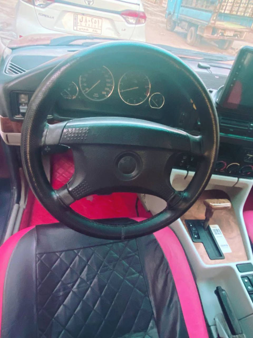 السلام عليكم بي ام موديل موديل 91 سياره فول مواصفات للاخير على وضع الشركه لا ضربه ولا تبديل سياره بيها طخه بسيطه بالشاملغ الاماني سياره مال جني اللي ياخذها يترحم لي العنوان بغداد الامين الثانيه باسمي تحويل ثاني يوم رقم بغداد دولي نتصل*********** وبخير ويتدلل السعر 65 وبيها مجال حق الجيه
