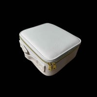 لمحترفات التجميل.. استوديو مكياجكِ المتنقل وصل! 💄 هل تعانين من صعوبة ت...