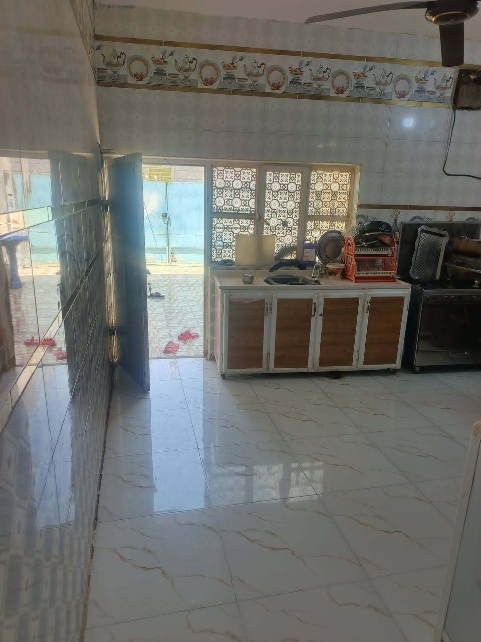بيت للبيع مقابيل محطة وقود سما الفرات الشارع النضامي احسن شارع بالمنطقة ،البيت متكون من استقبال مساحة 10م وصاله مساحتها 9م وغرفة نوم مساحة 6.5م وغرفة نوم مساحة 4.5م ومطبخ مساحة 4م وحمام داخلي وصحيات خارجية البيت بنائه 2022
لتواصل فقط اتصال 
***********
