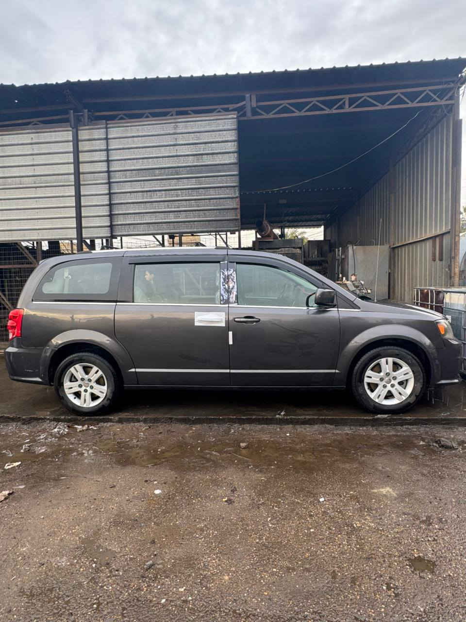 السلام عليكم دوج كرفان موديل 2019 كامل موصفات سياره استخدام شخصي ما مشتغله خط مواصفات كشنات جلد 3بيبان كهربائي تخم تاير جديد صدر جديد شرط فحص تبريدثلج  سياره بسمي تحويل ثاني يوم سياره كامله من كلشي سياره الون نفطي سعر 180بيه مجال***********بيع او مراوس بجارجر حسب القناعه
