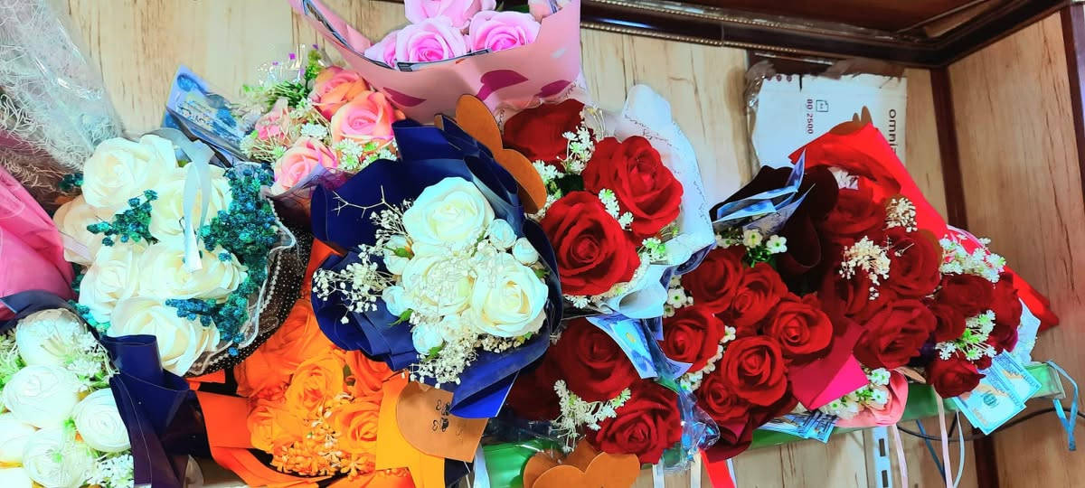 لدينا افضل انواع الورود ودبب وهداية عيد الحب ومناسبات  في مكتبة الحميدية بادارة كاك مجيد *********** مقابيل مستوصف الصحي
