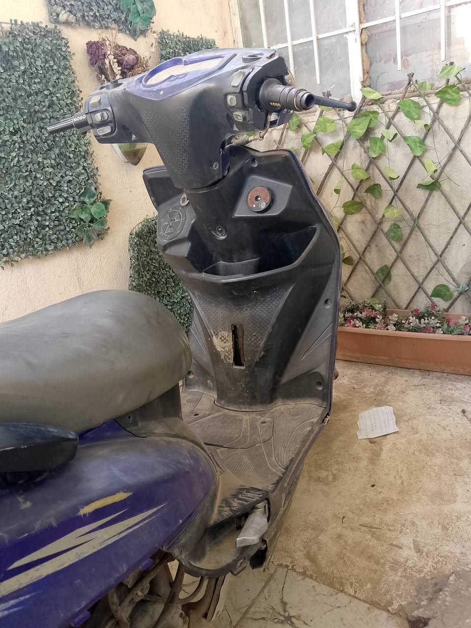 سكنز صيني الدراجه متروكه شغاله 
مجفته كهربائياته شغاله سلف يشتغل بس يكطع الكابريتر كام ينضح بانزين وعفته بيه خرخشه بسبب العرموطه شويه مسحوكه المهم ابيع كوم حديد السعر 175 الف وبيه مجال
***********
