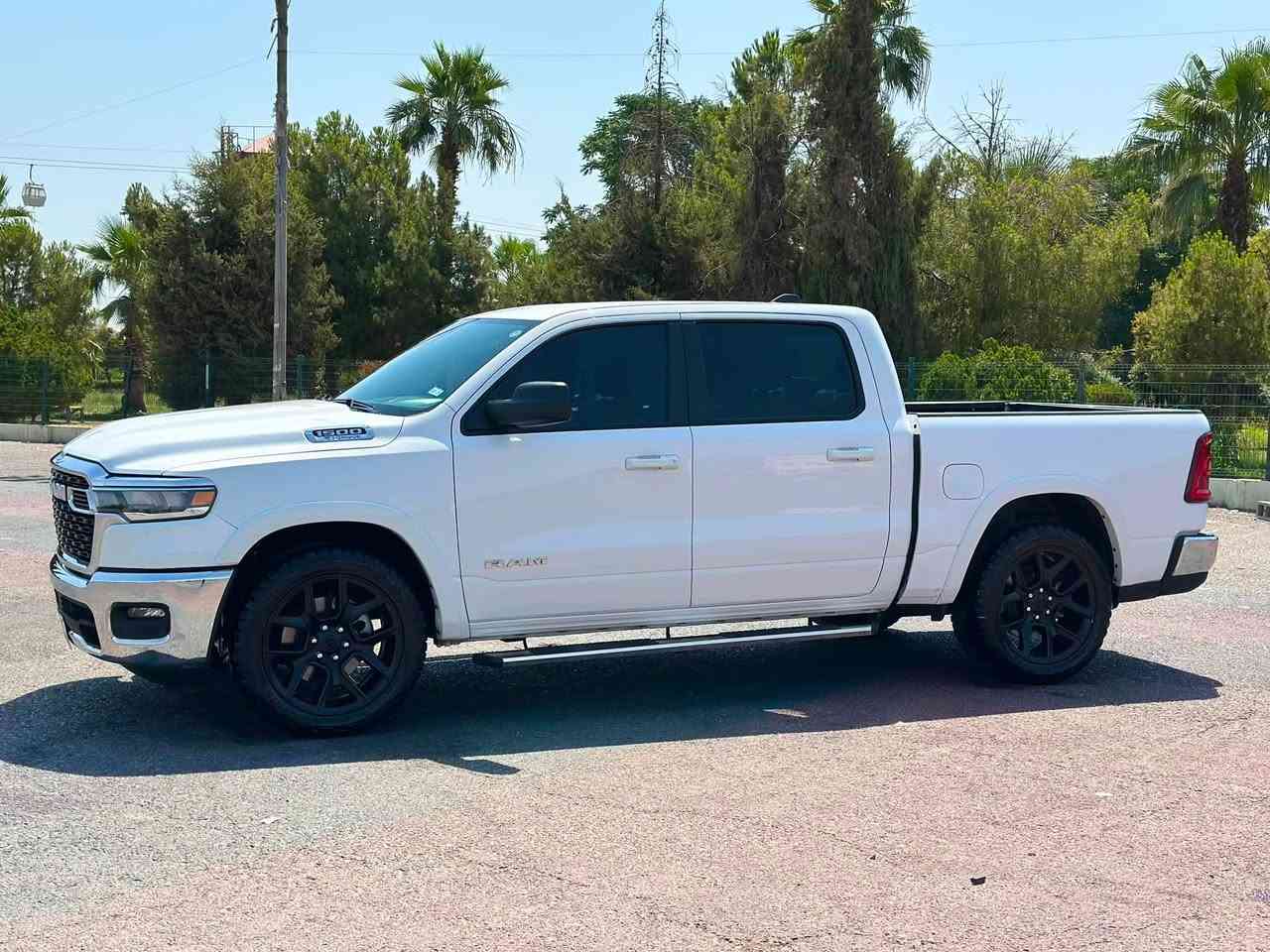 Dodge Ram 
2025 Bighorn
V6 - 3.6L - 4x4

بسمە و شغال
شاشە
کامیرە
کوشینات جلد 
باب طویل
بودی قصیر
دبل اکسل
ویل ٢٢
ماشي 26
بدون صبغ
بدون ارباك
سعر 330 ورقە
عنوان السياره اربيل 
***********
***********
