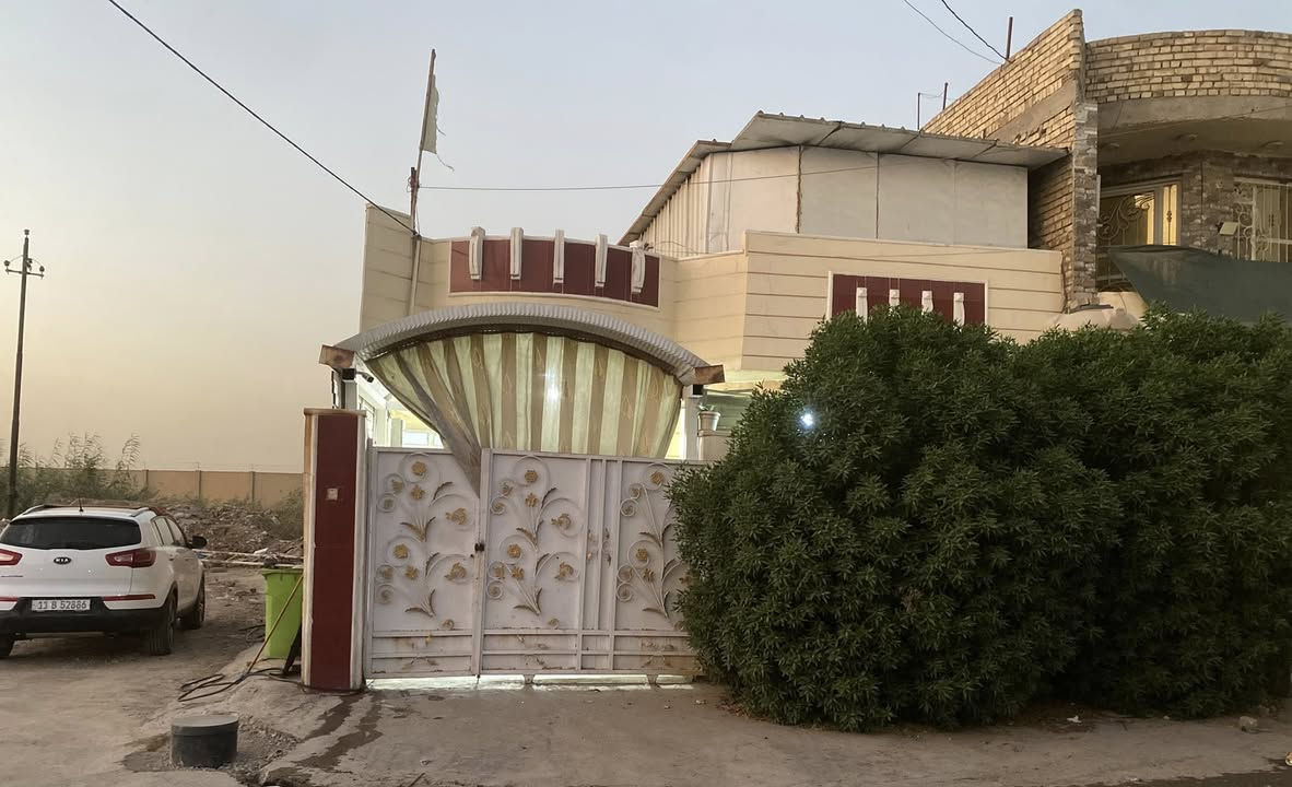 دار للبيع. حي الصدرين…موقع مميز. ركن
نضيف جدا   مساحه البيت. 180 متر 
غرفتين نوم.  صاله. مطبخ. استقبال..حمام داخلي. 

الطابق الثاني.   سطح شتايگر +مخزن.  بيتونه…
للاستفسار…***********
***********
