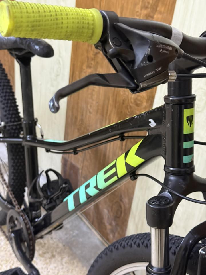 دراجة هوائية شركة TREK أمريكي 🇺🇸 

موديل 2019

قياس 24 جبلي تناسب من عمر 8 سنوات إلى عمر 12 عام تقريباً 

المعدن ألمنيوم 

السستم شيمانو ياباني 

المكينة 1/8

عقرب شيمانو تورني 

وياله طخم 

تايرات طخم 

كلها ختم واحد نظافة الدراجة 100‎%‎ شرط 

السعر 170 الف دينار 

عنوان المحل موصل أيمن تقاطع شارع كنيسة الساعة🚴‍♂️🚴

يوجد توصيل 🚚 كافة محافظات العراق 🇮🇶 

☎️***********
📞***********

