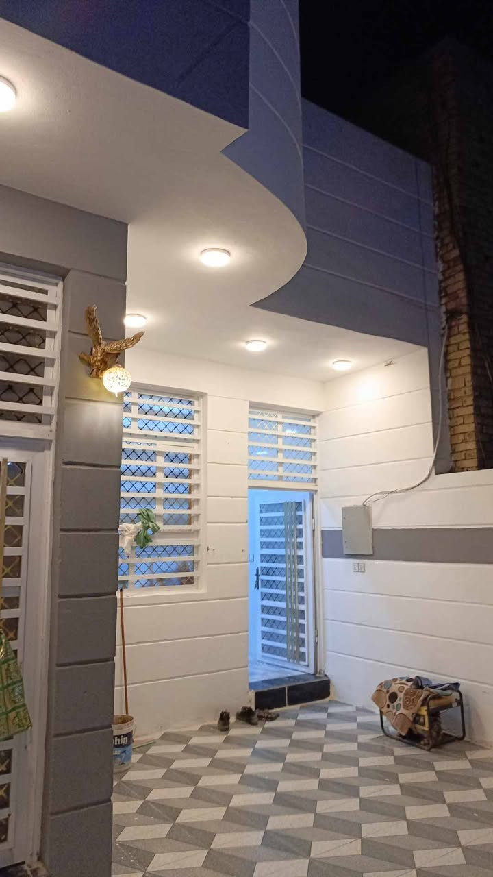 بيت طابو زراعي سند ٢٥مسجل بلبديه المساحة ٢٢٠م في حي الجامعة نهاية شارع عشرين. بناء حديث صب كونكريت معمل يحتوي على غرف النوم ٢ وبراني ومطبخ حار وبارد وصحيات خارجيه وداخلية أحد الغرف سويت حمام داخلي وكراج سيارة وحديقة السطح شتايكر يحتوي على كيزر وتانكي مي أعلى ارتفاع فوك البيتونه يوصل المي كلش قوي. الشارع مجاري .كهرباء ثري فيرز. الاستفسار الاتصال على الرقم *********** يوجد وأتساب
