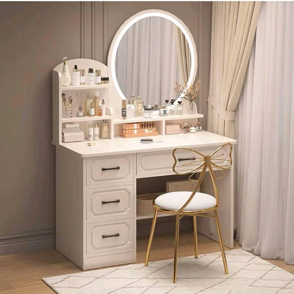 هذا ميز مكياج عصري وأنيق لون أبيض مع مرآة مدمجة وتصميم عملي يحتوي على عدة أرفف لتخزين مستحضرات التجميل والعناية. يتميز بإضاءة داخلية لتوفير إضاءة مثالية أثناء الاستخدام. يحتوي على ثلاثة أدراج كبيرة لتوفير المزيد من المساحة للتخزين. التصميم يتناسب مع أي ديكور غرفة نوم.
