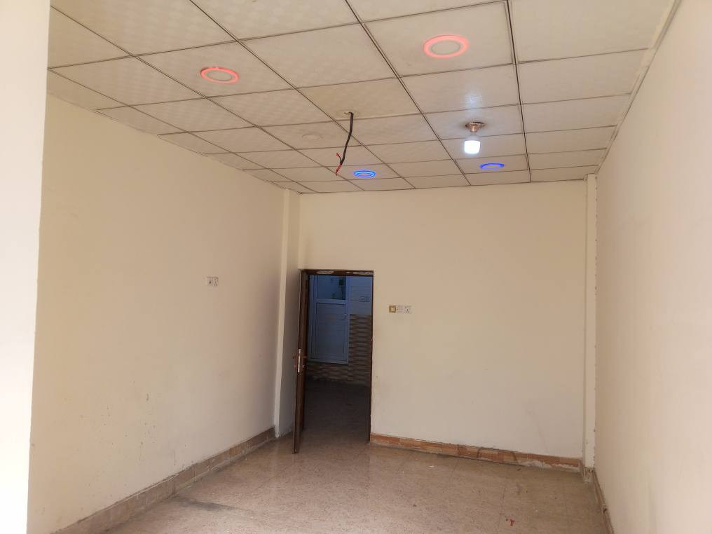 شقه للايجار في حي الجمعيه شارع الوائلي عله شارع العام مباشره قرب مستشفى الاماني بيها غرفه او صاله من ضمن صاله مطبخ نضيفه بناء جديد بيها نت مجاني وطني مجاني مي مجاني بيها كيزر ماء حار بارد بيها تانكي يعني جاهزه مجهزه بس تدفع خط مولده ماطور ماء بيها سعر الايجار ٢٥٠ قفل *********** النجف, العراق
