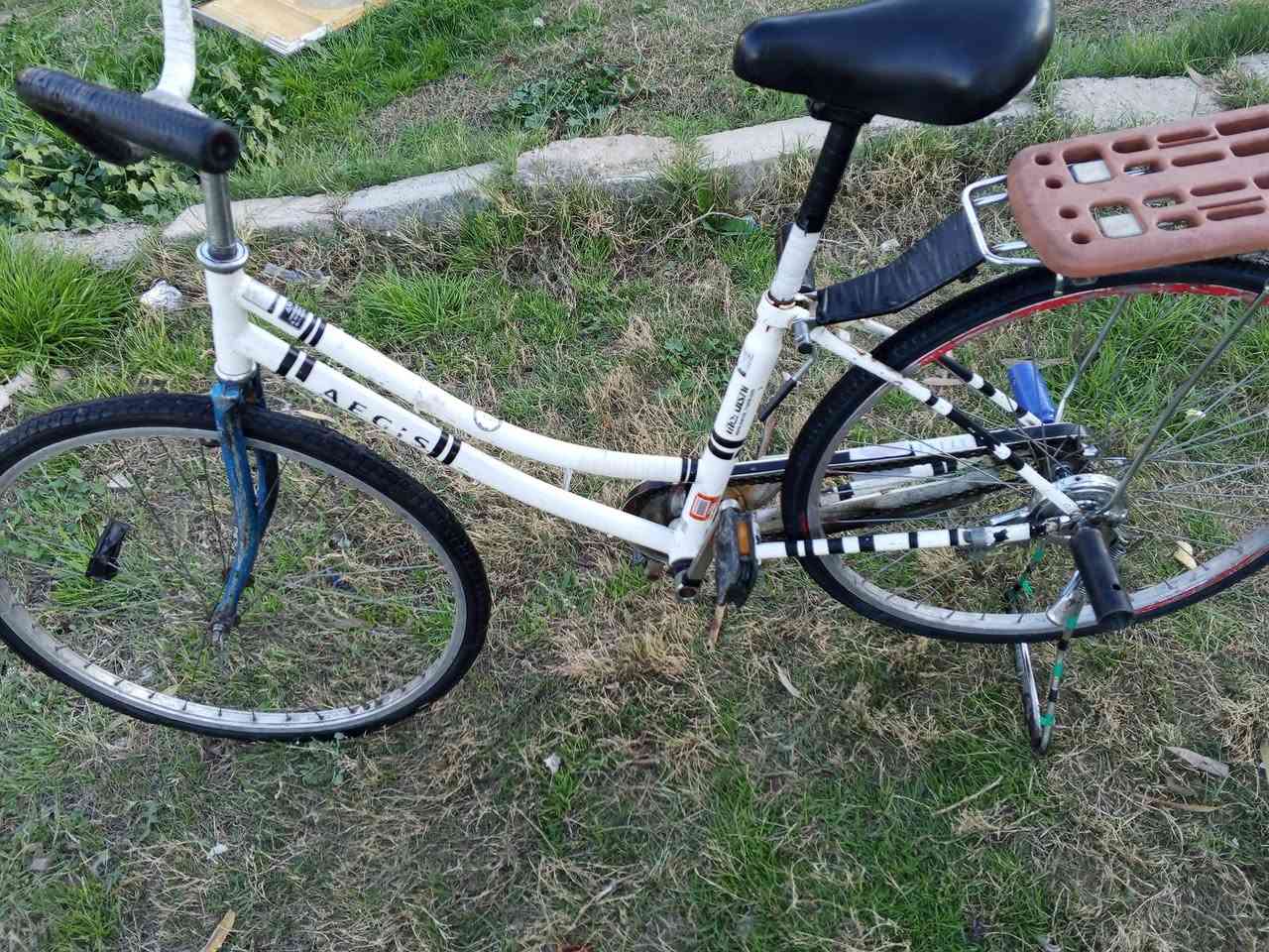 سلام عليكم بايسكل للبيع بس يرادله ماشه و خيط بريك سعره 55وبي مجال المكان ال بعجيل  وهاذه رقم الهاتف ***********
