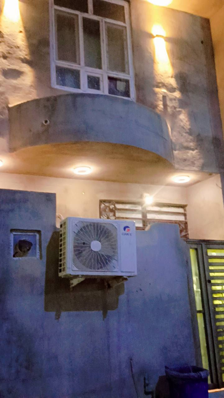 سلام عليكم  بيت البيع 50  متر اقرا محكمه سند 25  قرب مرقد الحر مجمع الذهبي  البيت طابقين يحتوي على طبق الاول استقبال + صاله +مطبخ +صحيات خارجيه +صحيات داخليه الطابق الثاني غرفتين +صحيات الطابق الثاني 
مكلف بالنشر هذا الرقم صاحب الدار ( ***********)
