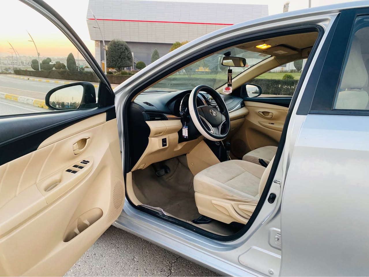 ‎تیۆتایارس مۆديل 2015سلڤەر گیڕئۆتۆماتیک ناوزەرد مەکینە گەورەی 1.5چوارجام کارەباوئۆکس ویوئیس بی وئیکۆ ودەبل ئیرباگ فول مواسفات  پینچ کەل وبلاجکتۆروسەیارەکە زۆر پاکە بی بۆیاخ بی کارت وساردی ناشرین تنها ٢..٣ جیگا زۆر بچوک ساردی هەیەبی ناوگرتن دواو پیشی کەپسە 195 هەزاری حەقیقی رۆشتوە سپیری شەریکەی دانەگیراوە یەک برغوی نەکراوەتەوە تەبرید ساردوگەرم بەشەرت ئیشدەکات کامل سیرڤسی 4مانگە بۆکراوە هایدرۆلیکی گیری تازە گۆراوە رۆنی گۆراوە 4تایەو ویل کەپی لۆکی لەژیرایە رەقەمی تازەیەوسەنەوی تاکۆتای 2027تازەیە سەیارەکە زۆرپاکە نمونەیە مالی دۆستەسعری114معامەلەیەکی برایانە ***********//*********** السليمانية, العراق
