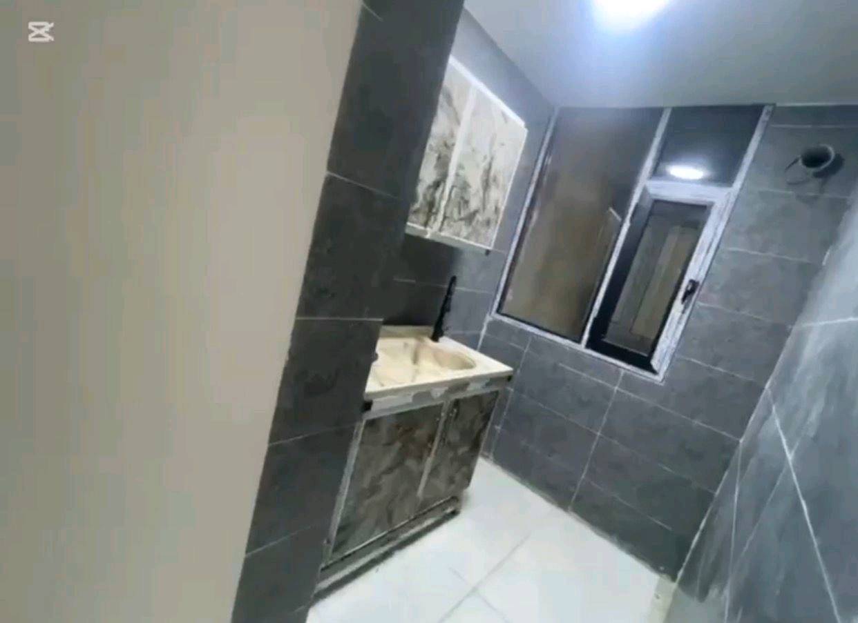 شقة مؤثثه للايجار ، حي الجامعة خلف بانزين خانة ابو خليل … ايجارها ١٠ اوراق 
ع غرفتين نوّم صالة مطبخ حمام( ***********) واتساب 
(***********)