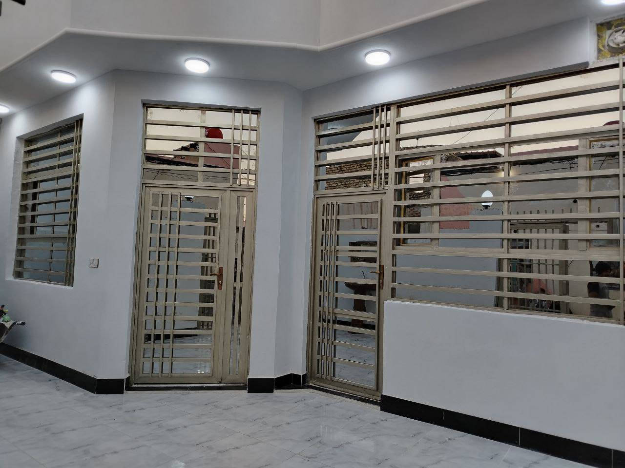 دار للبيع مساحه 150م الاساس صب البناء طابوك السقف صب عرفتين وصاله وستقبال ومطبخ وصحيات داخليه وخارجيه ومنور عدد 2شارع المطار القديم يم المولد السعر 55وبي مجال للشراي الاستفسار على الرقم ***********
