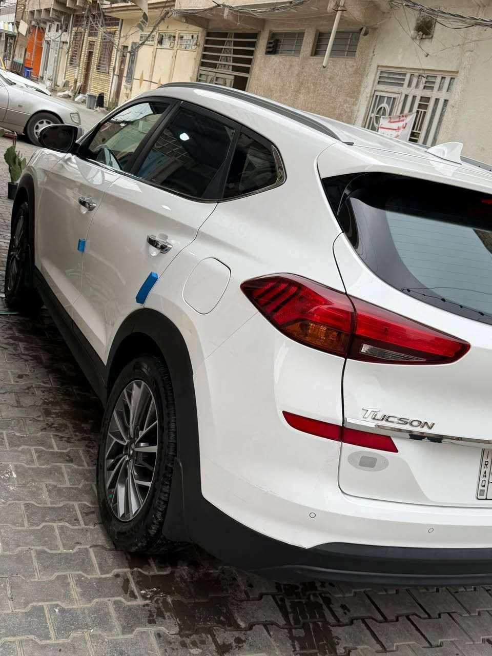 توسان موديل 19
الكاصد 
رقم بغداد بسمي 
ماشيه 75 حقيقي 
بيه باب مبدل الي خلف السايق وكاله بدل 
العنوان واسط السعر ٢١٠ الاتصال بالرقم 
***********
